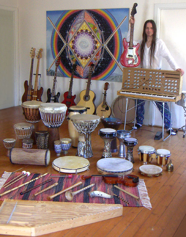 några av Jiris musikinstrument med Lil Ljungbergs tavla på väggen