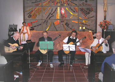 Gitarrkvartetten Mollberg spelar på Kanarieöarna.
Lennart Koskinen i bakgrunden lyssnar andäktigt