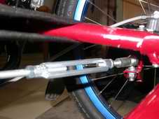 Adjustment of toe-in and centering of the handlebars